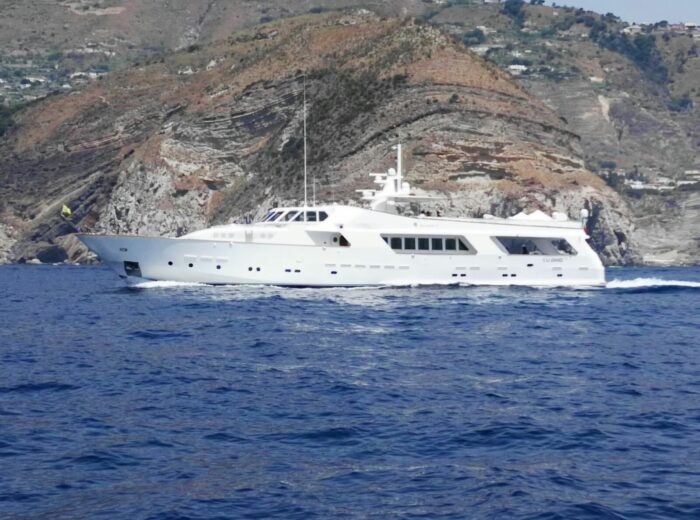 broker yacht crn 120 la spezia